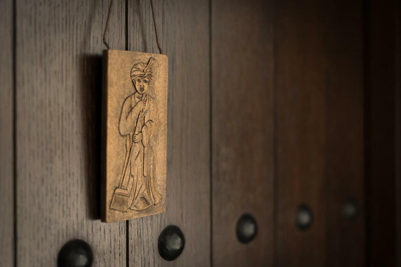 Hotel The Chedi Al Bait, Charjah Extérieur photo A door plaque of Saint Roch