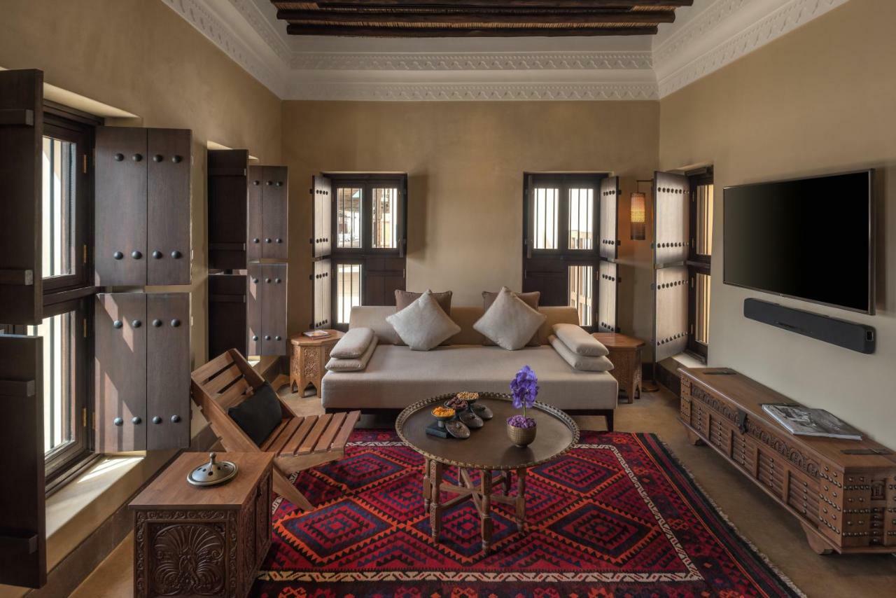 Hotel The Chedi Al Bait, Charjah Extérieur photo A living room at the hotel