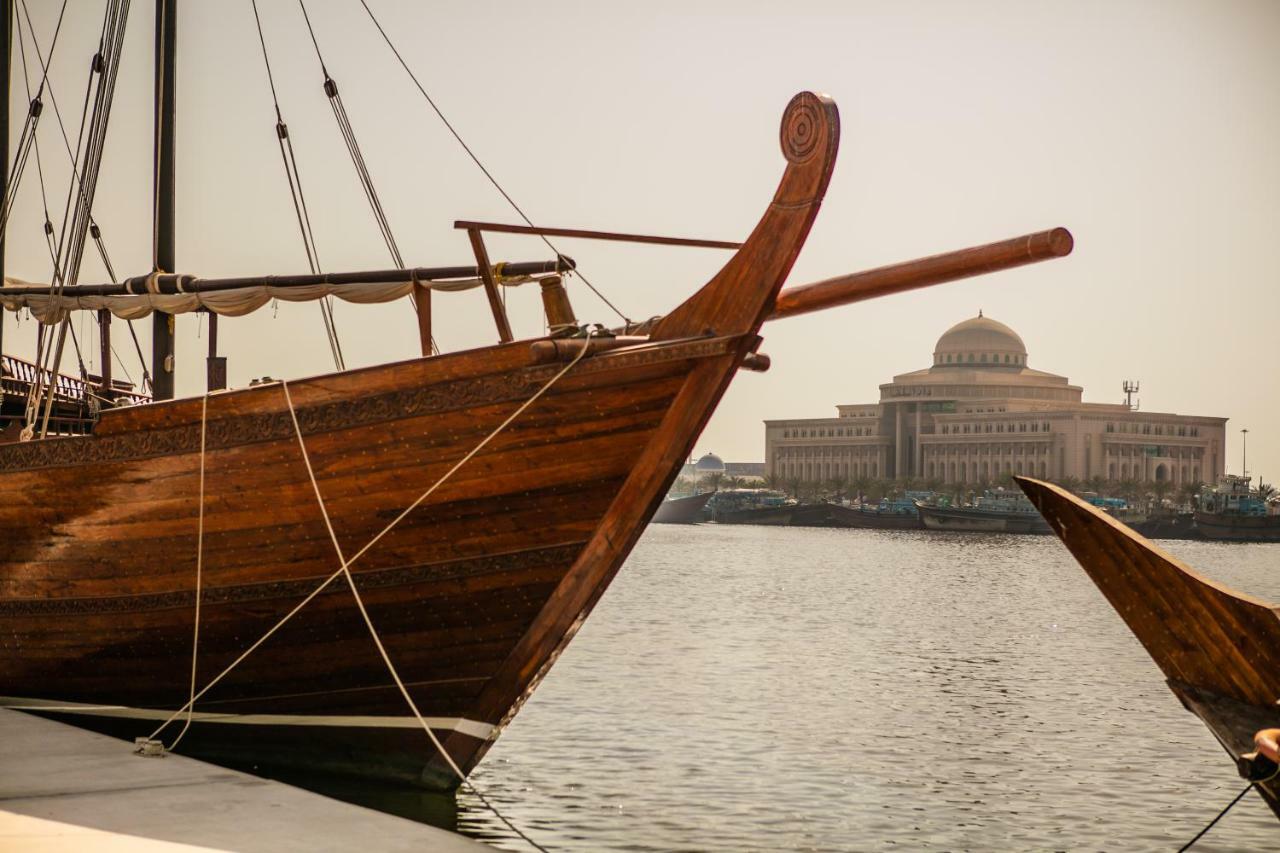 Hotel The Chedi Al Bait, Charjah Extérieur photo A traditional dhow in the harbour of Manama, Bahrain