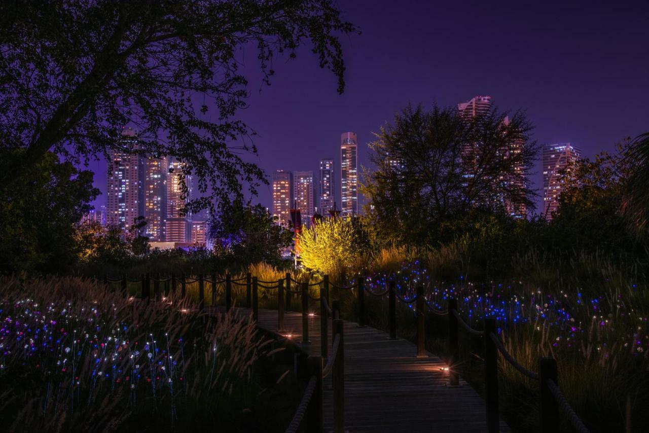 Hotel The Chedi Al Bait, Charjah Extérieur photo The Myriad Gardens at night
